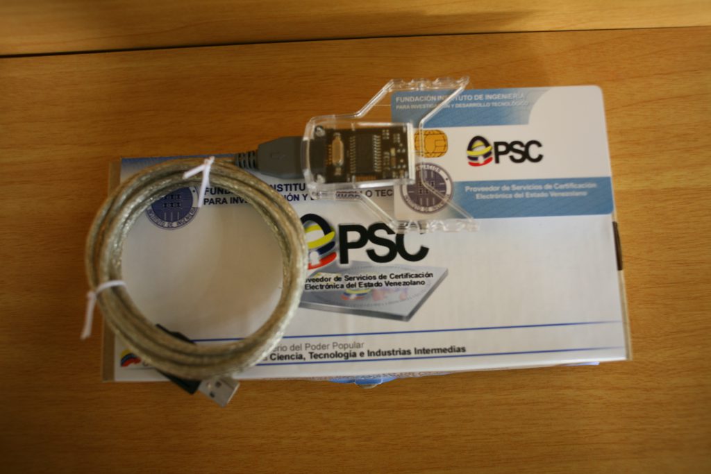 Tarjeta y dispositivo de Certificación Electrónica. El uso de esta herramienta permite que los documentos generados en formato digital tengan la misma validez y eficacia probatoria que los documentos elaborados de forma tradicional.