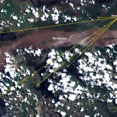 Fig. 3: Satélite Landsat-8  tomada el 02/08/2017. Resolución espacial: 30 m. Río Orinoco, Caicara, tercer puente. Las flechas indican las áreas inundadas.