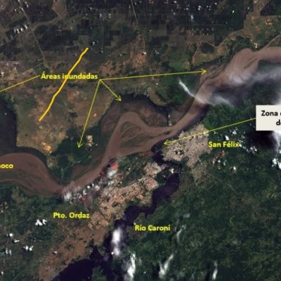 Fig. 6: Satélite Landsat-8, del 04/08/2017. Río Orinoco en la confluencia del río Caroní. Se observan Puerto Ordaz y San Félix. Las flechas indican las áreas inundadas.