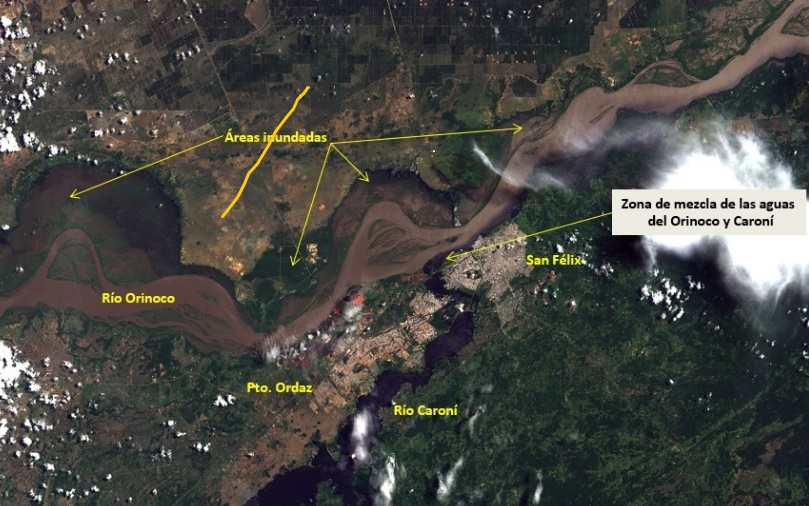 Fig. 6: Satélite Landsat-8, del 04/08/2017. Río Orinoco en la confluencia del río Caroní. Se observan Puerto Ordaz y San Félix. Las flechas indican las áreas inundadas.