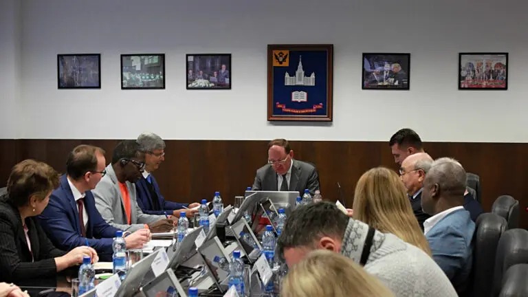 Durante el encuentro, se abordó la política de interacción entre Rusia, Brasil y África, tanto en el marco de los Brics como en la escala de cooperación con los países del Sur Global. Foto: Club Ruso-Africano de la Universidad Estatal de Moscú Lomonosov.