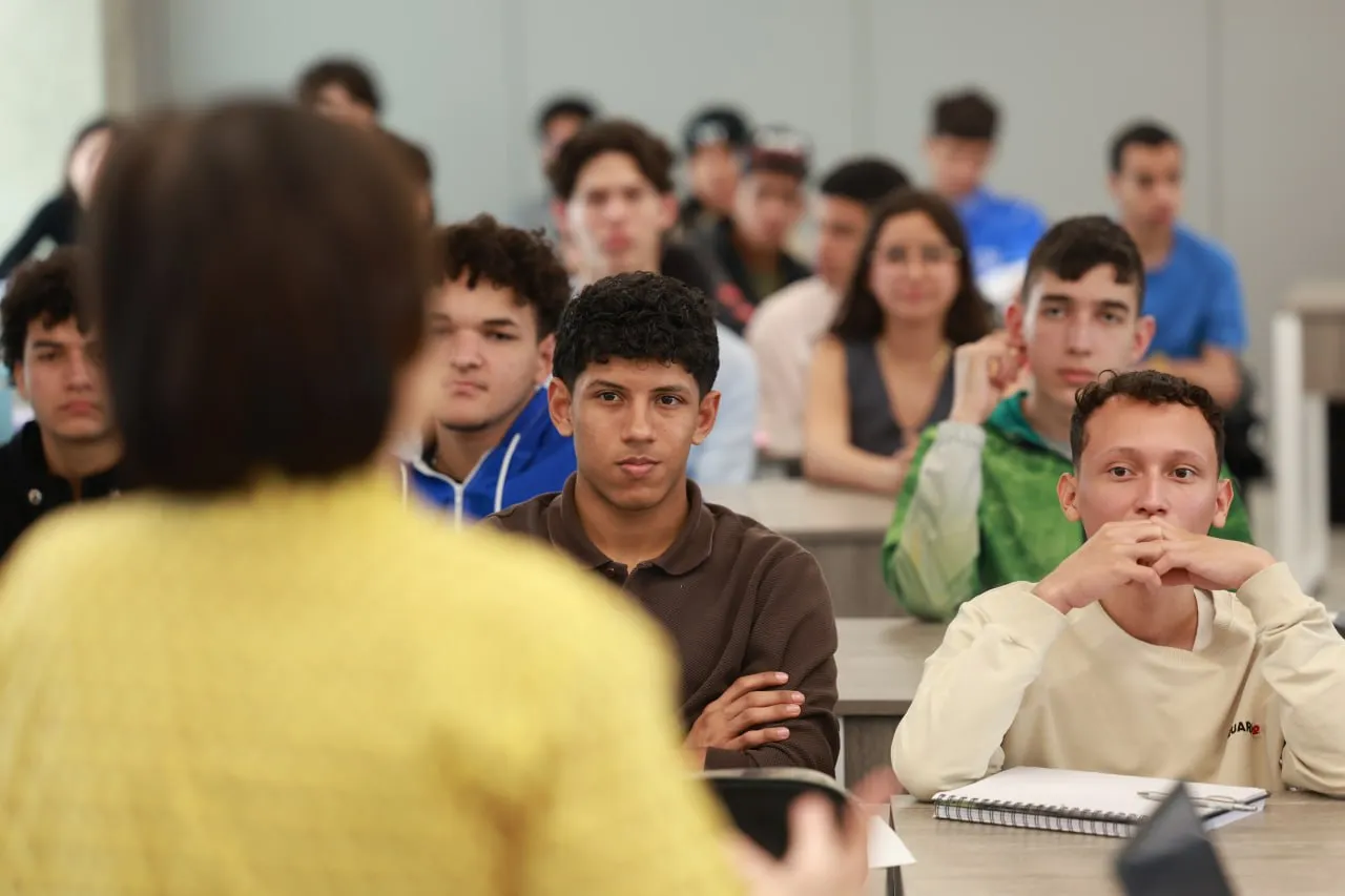 Gabriela Jiménez Ramírez promueve la bioética y los valores humanos frente a la inmeadiatez digital en la UNC 5 Gabriela Jimenez Ramirez promueve la bioetica y los valores humanos frente a la inmeadiatez digital en la UNC 10