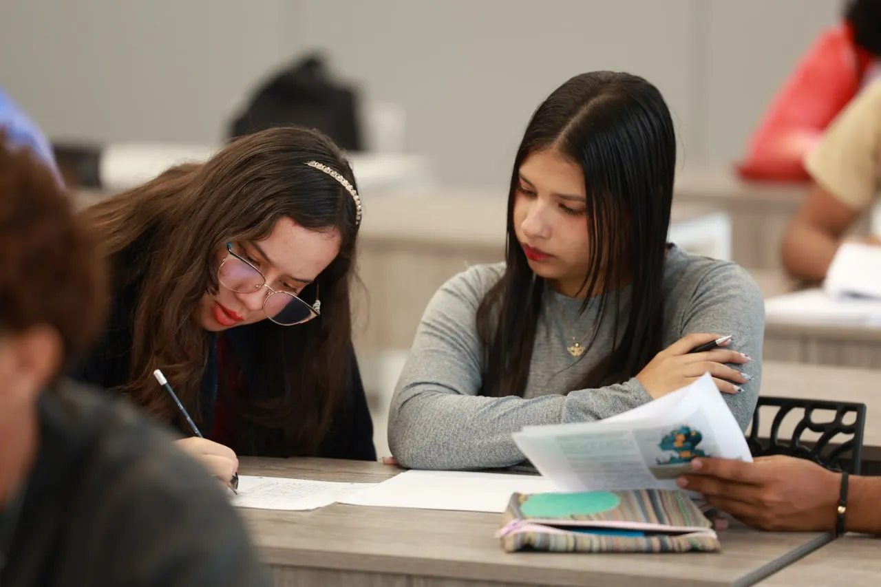Gabriela Jiménez Ramírez promueve la bioética y los valores humanos frente a la inmeadiatez digital en la UNC 4 Gabriela Jimenez Ramirez promueve la bioetica y los valores humanos frente a la inmeadiatez digital en la UNC 14