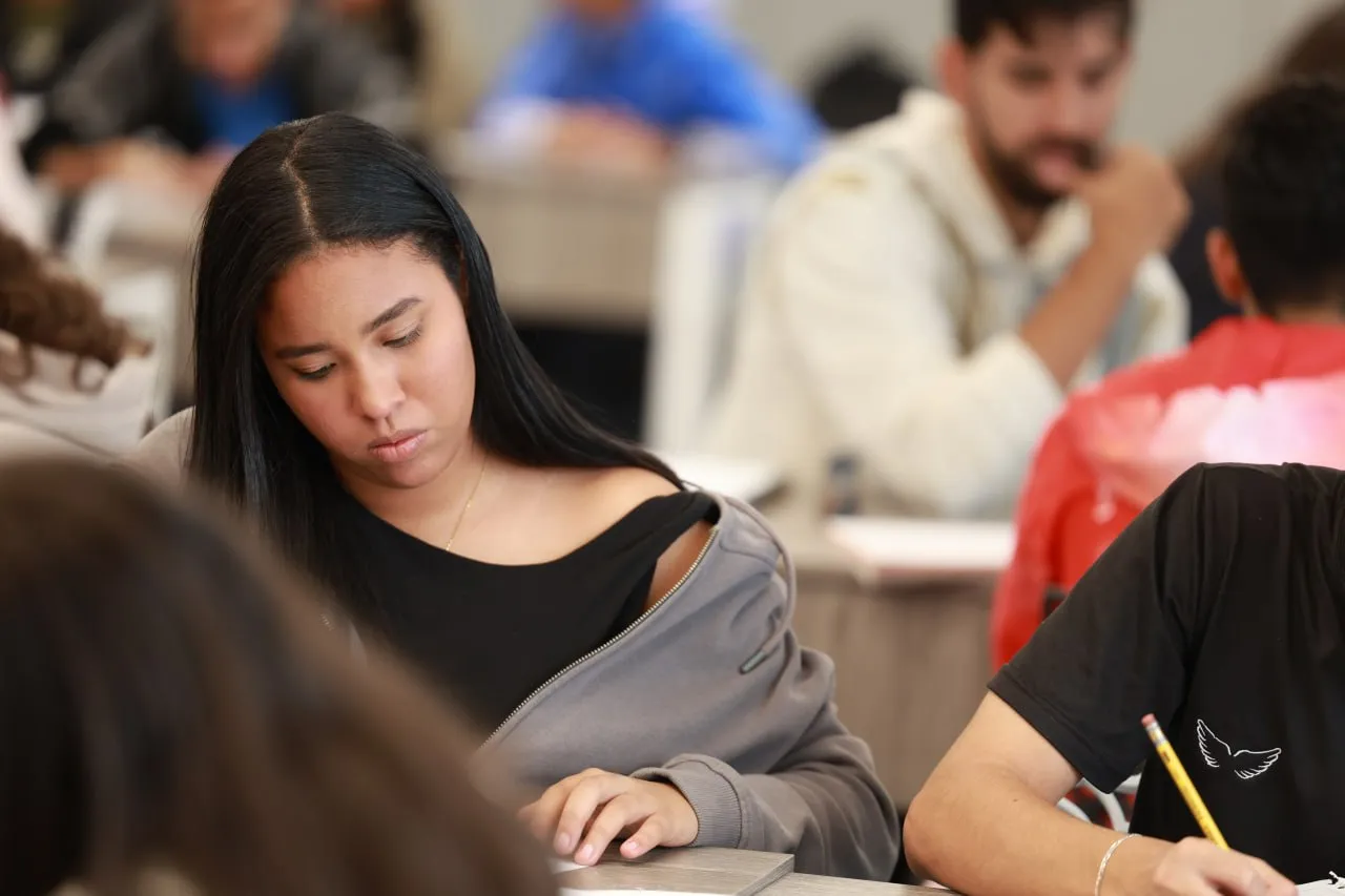 Gabriela Jiménez Ramírez promueve la bioética y los valores humanos frente a la inmeadiatez digital en la UNC 8 Gabriela Jimenez Ramirez promueve la bioetica y los valores humanos frente a la inmeadiatez digital en la UNC 3
