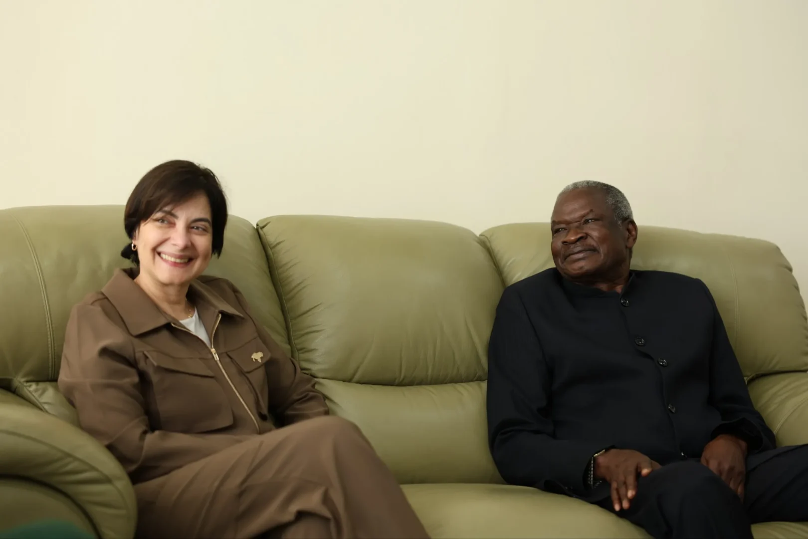 Llegamos a la República de Uganda para asistir a la juramentación del presidente Yoweri Kaguta Museveni, quién ejerce la Presidencia pro tempore del Movimiento de Países no Alineados (MNOAL). Este triunfo da fe del liderazgo regional y de la estabilidad política de Uganda, un país amigo abierto a la solidaridad con Venezuela. 5 juramentacion del presidente Yoweri Kaguta Museveni 2